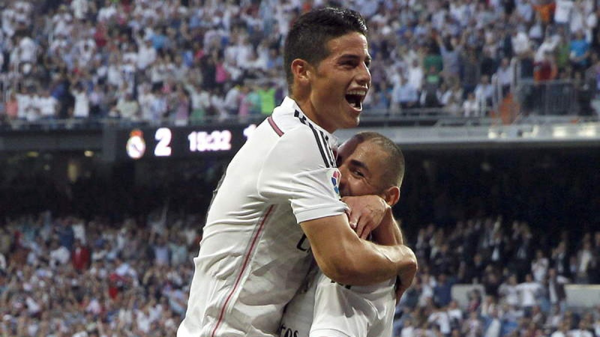 Karim Benzema celebra con su compañero, el centrocampista colombiano James Rodríguez el tercer gol del Real Madrid