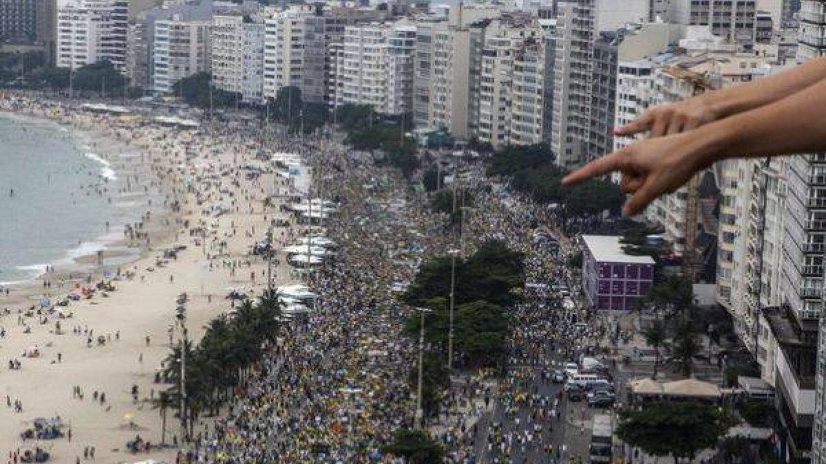 Miles de personas participan en una manifestación contra la presidenta brasileña, Dilma Rousseff, este domingo 15 de marzo del 2015, en la playa de Copacabana en Río de Janeiro.