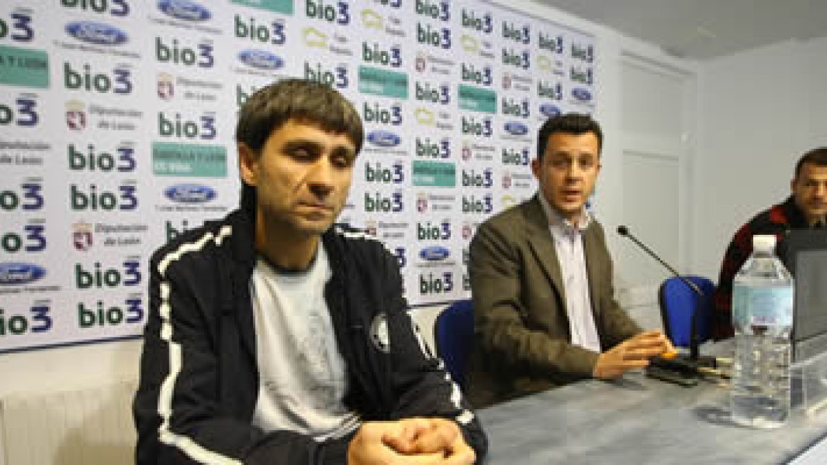 El consejero delegado de la Deportiva, Eduardo Domínguez, y el secretario técnico, Tomás Nistal.