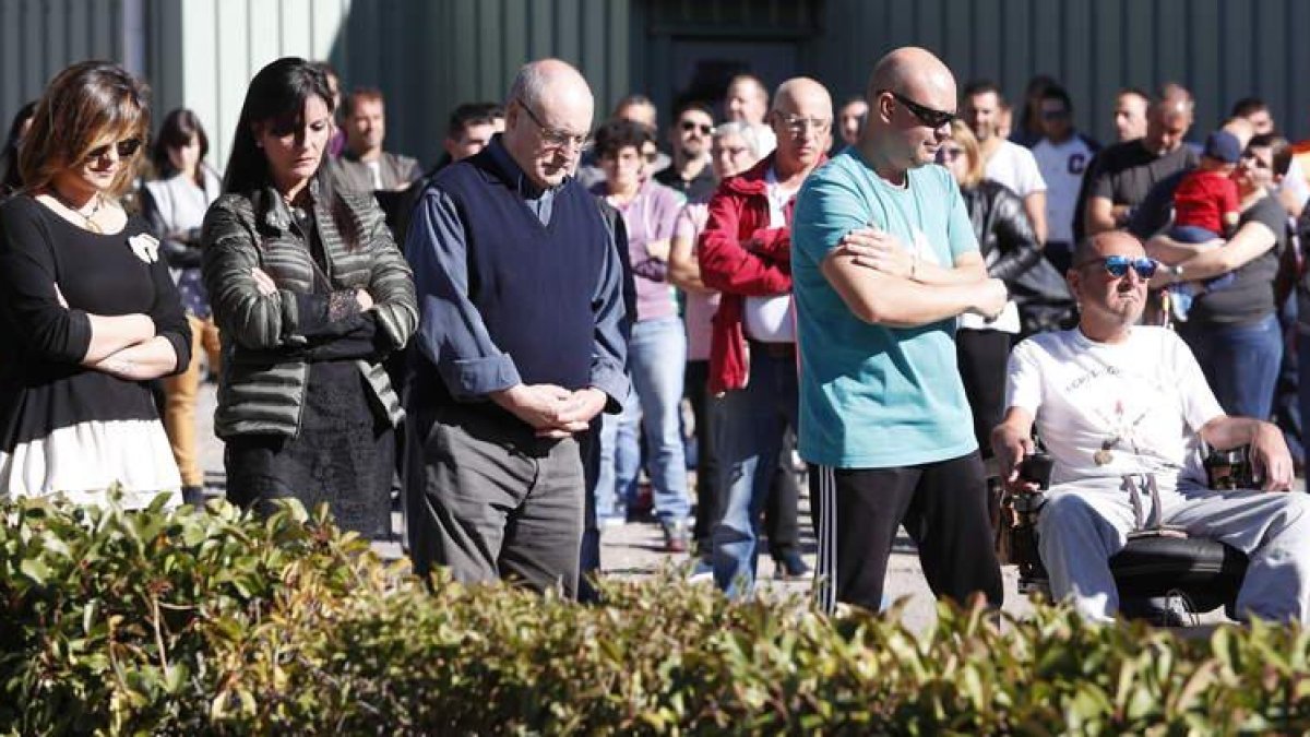 Los asistentes guardaron un minuto de silencio por cada víctima. JESÚS