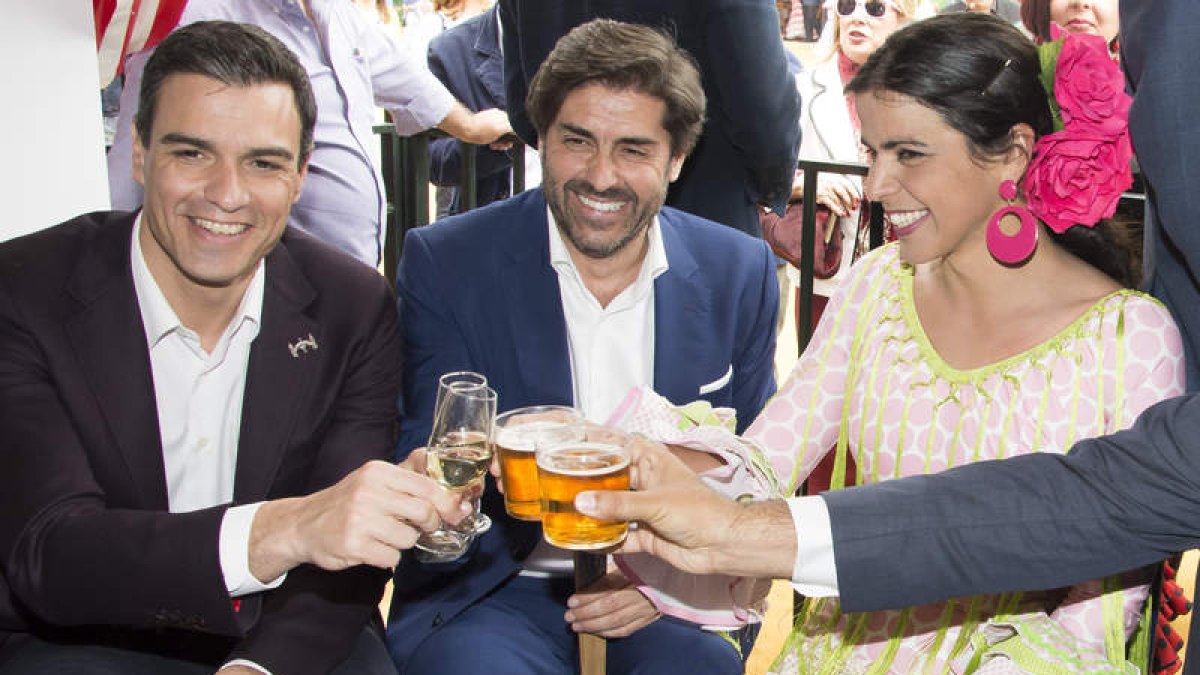 Sánchez, junto a la líder de Podemos, Rodriguez. RAÚL CARO