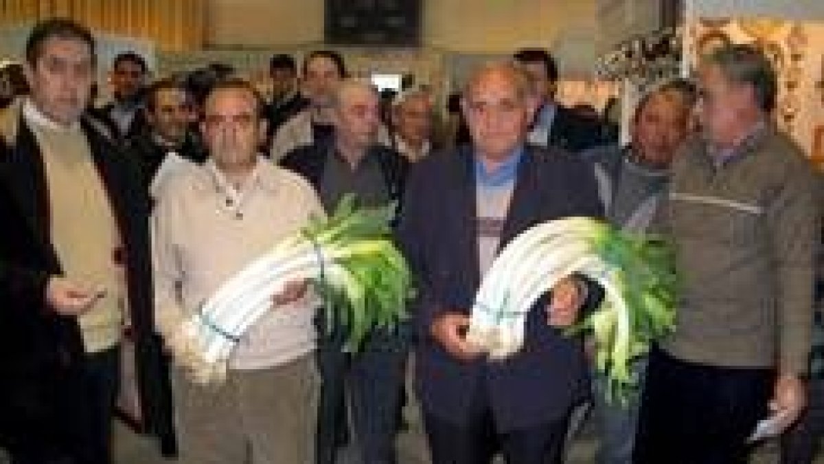 Los dos ganadores muestran los ramilletes premiados