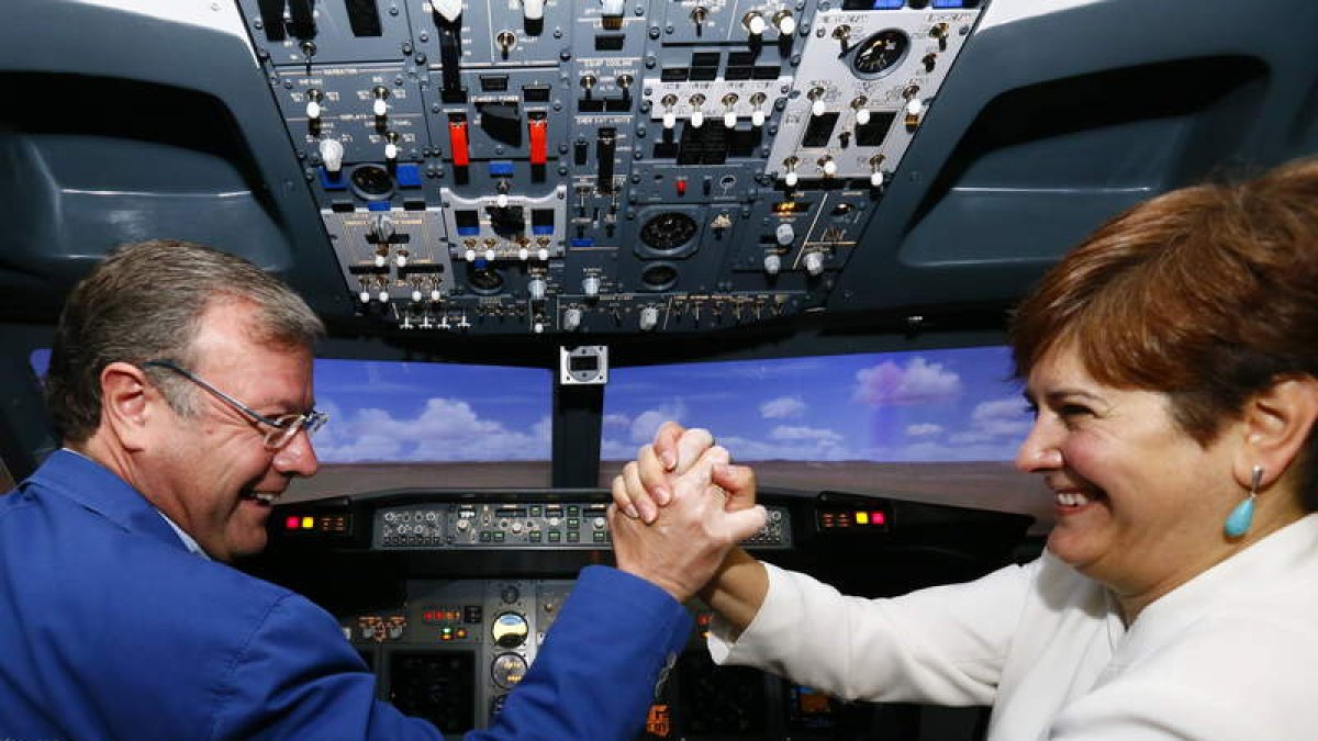 Silván y Torres entrelazan sus manos en su visita, ayer, al simulador de vuelo de la ULE.