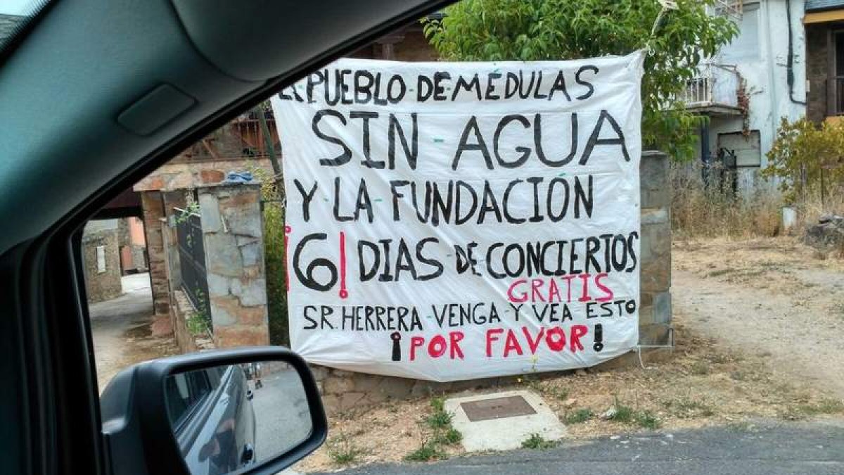 A la entrada del pueblo de Médulas se podía ver ayer por la mañana esta pancarta. DL