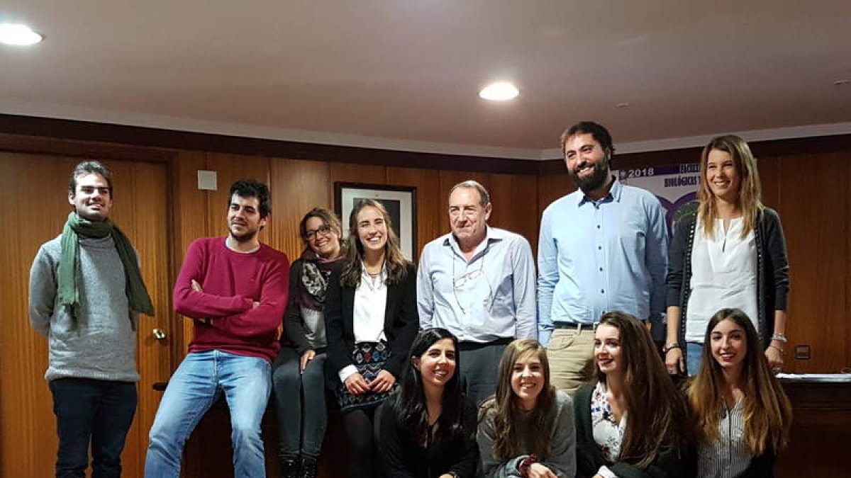 José Luis Aldea, Diego Pérez, Irene Fernández, María Santos, Arsenio Fernández, Enrique Font y Berta Anuncibay. Abajo, Paloma González, Amanda Herrero, Alba Puente e Irene Rodríguez.