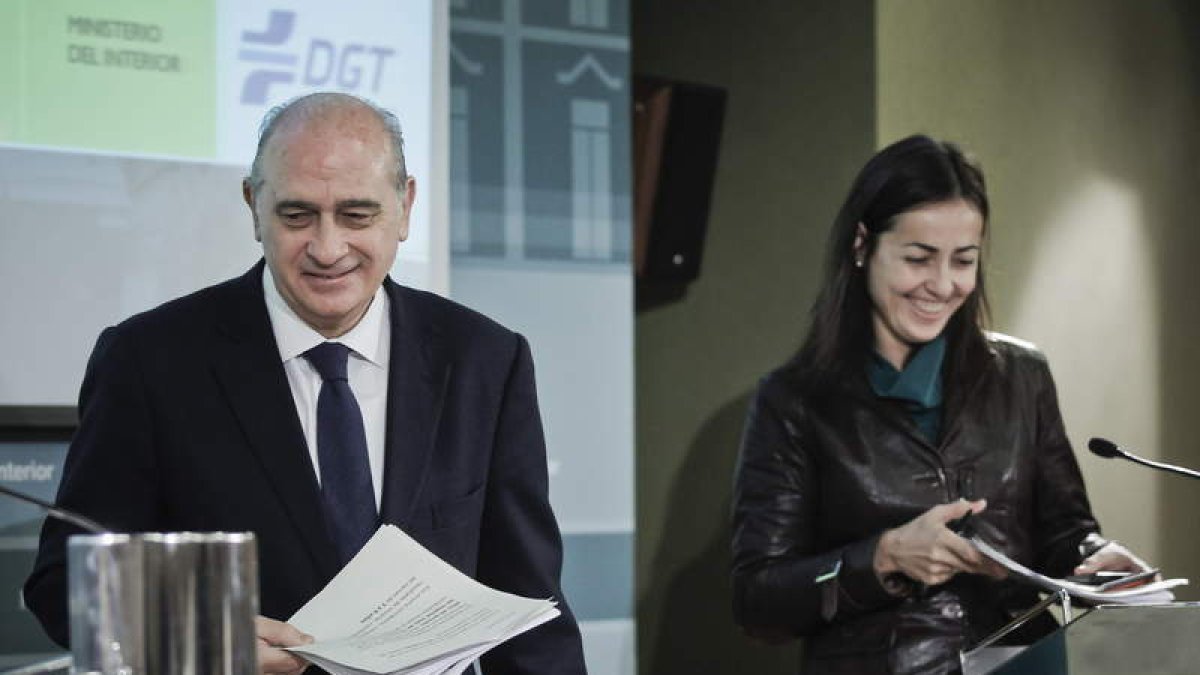 El ministro, Jorge Fernández Díaz, y la directora general de Tráfico, María Seguí.