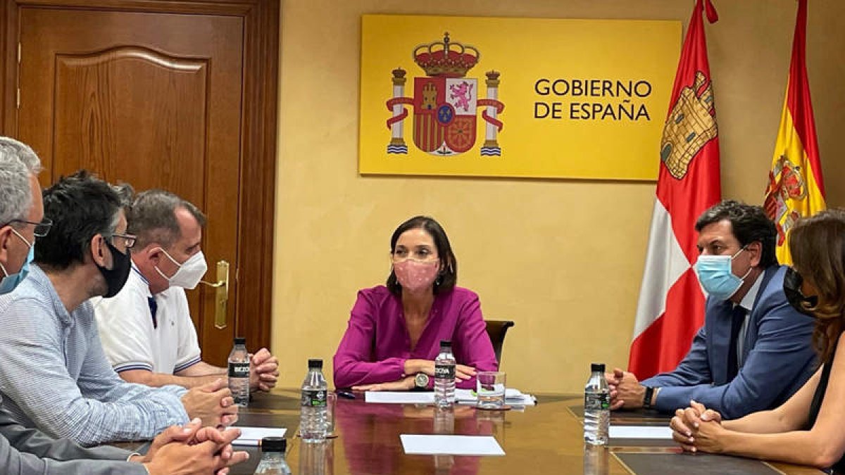 Foto facilitada por el Ministerio de la reunión de Maroto con representantes de la Junta. L. DE LA MATA