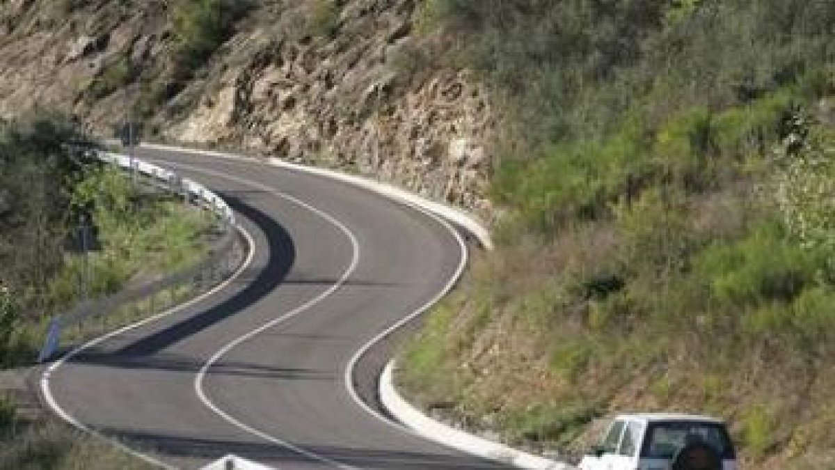 Carretera LE-164 en el tramo de Pombriego, por donde reclaman el trazado los pizarreros.