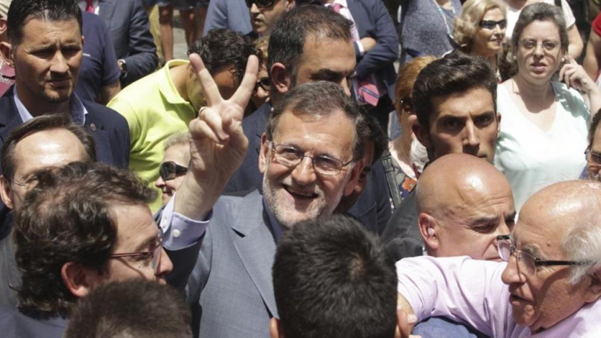 El líder del PP, Mariano Rajoy, este viernes en un paseo electoral por Salamanca.