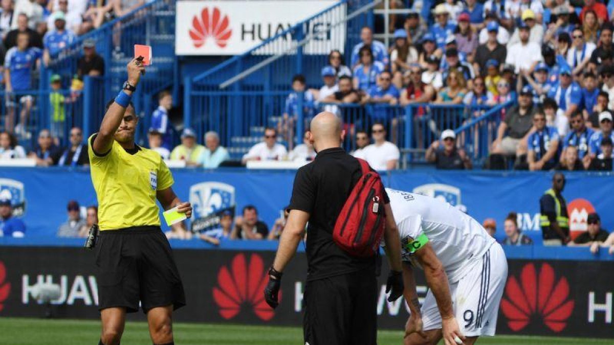Zlatan Ibrahimovic ve la tarjeta roja en Montreal.