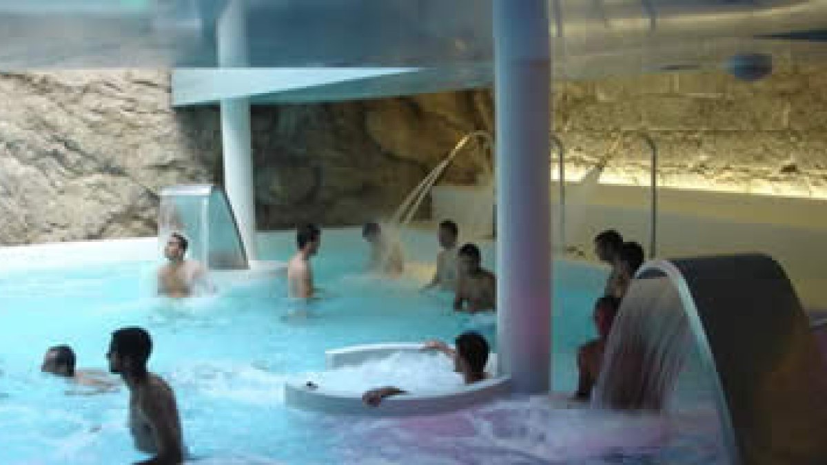 La actividad en las completas instalaciones del balneario representa para los jugadores una carga de