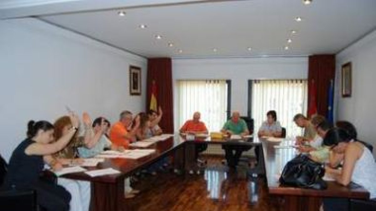 Los concejales de Fabero en medio de una sesión plenaria, en una foto de archivo.