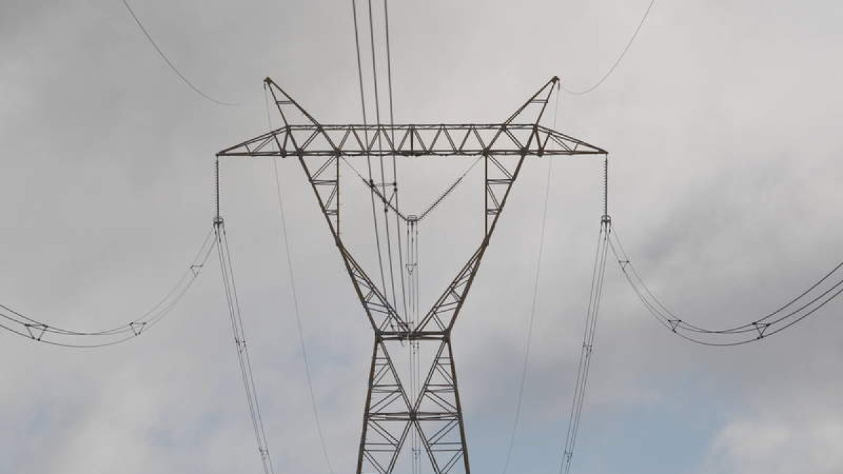 Fotografía de torretas eléctricas en el municipio de Villagatón. JESÚS F. SALVADORES