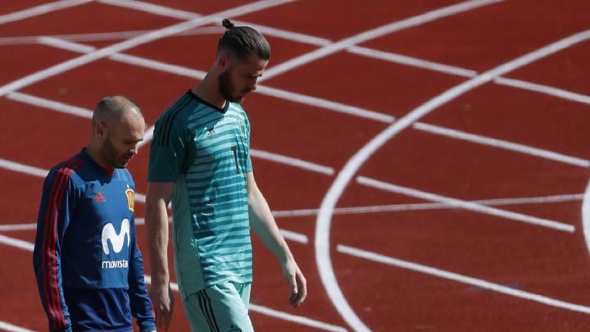 El centrocampista Andrés Iniesta y el portero David de Gea, durante el entrenamiento de la Selección Española
