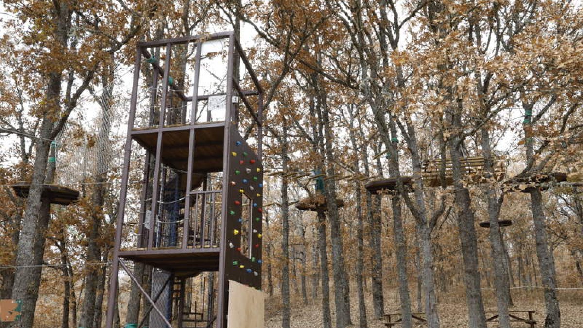 A cinco metros de altura, un sistema de lianas, puentes y tirolinas componen este parque multiaventuras de Almanza. Tiene tres circuitos de diferente dificulta, uno de ellos especialmente diseñado para niños, situado a dos metros de altur