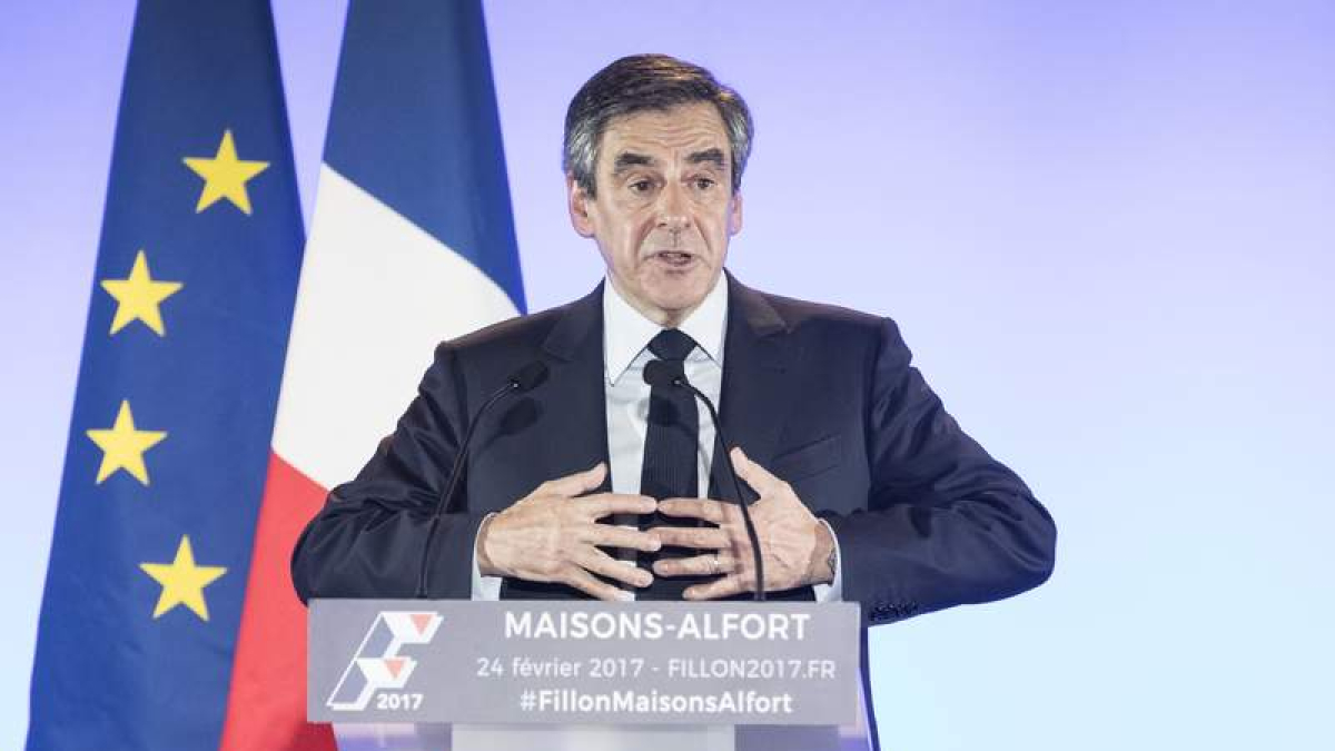 Fillon durante su participación ayer en un acto electoral en París. ETIENNE LAURENT