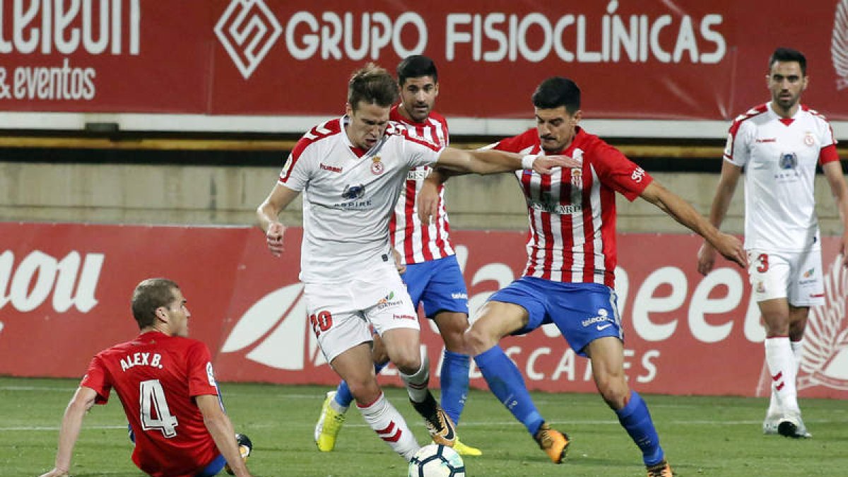 Señé, uno de los fijos para Rubén de la Barrera, durante el partido que enfrentó a la Cultural y al Sporting de Gijón en el Reino. MARCIANO