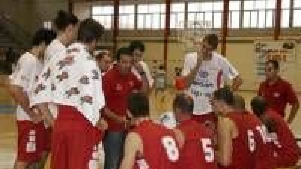 El técnico Javi de Grado, corrigiendo fallos durante el partido
