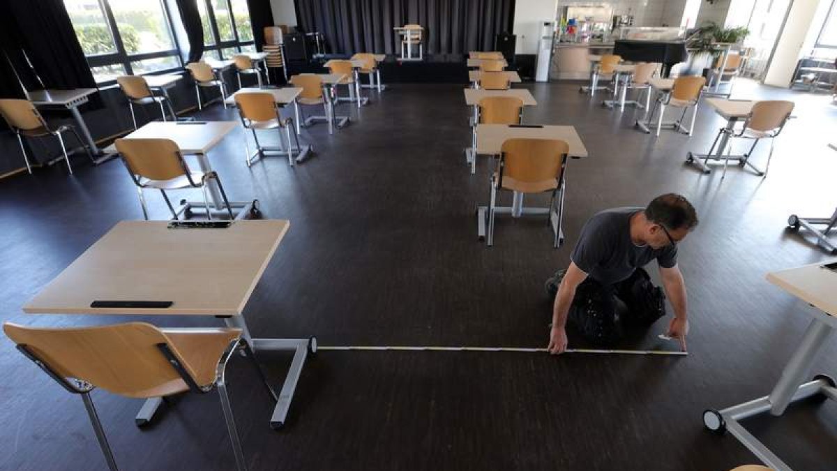 Un empleado trabaja en el Instituto Paul Ehrlich (PEI), donde se probará una vacuna. FRIEDEMANN VOGEL