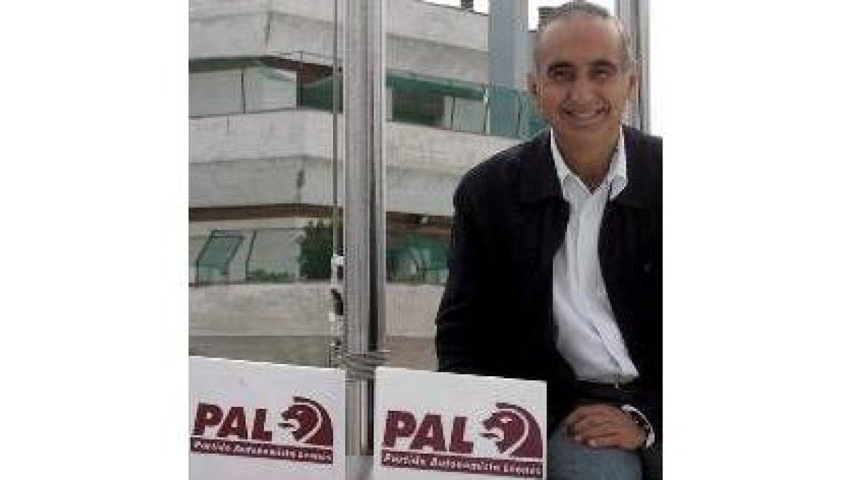 De Francisco, ante el logotipo de su partido