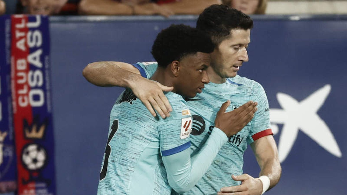 Lewandowski anotó desde el punto de penalti, en los minutos finales, el gol que le dio la victoria al Barcelona. JESUS DIGES