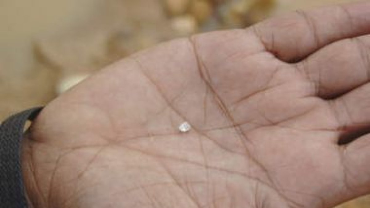 Un diamante extraído en Borneo, donde centenares de mineros conservan métodos artesanales de trabajo