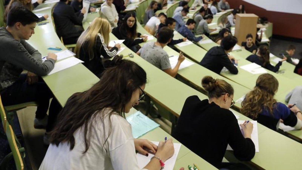 Alumnos de León examinándose de la Ebau en el Campus de la Universidad.