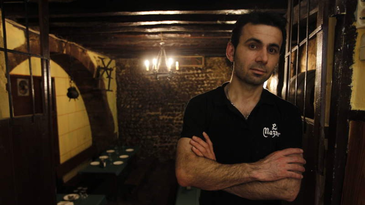 Fathi, en una de las más famosas bodegas de León capital, La Mazmorra.