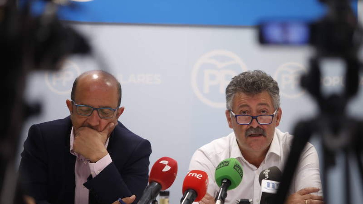 Francisco Castañón y Ángel Calvo, ayer, durante la rueda de prensa en la sede del PP leonés. RAMIRO