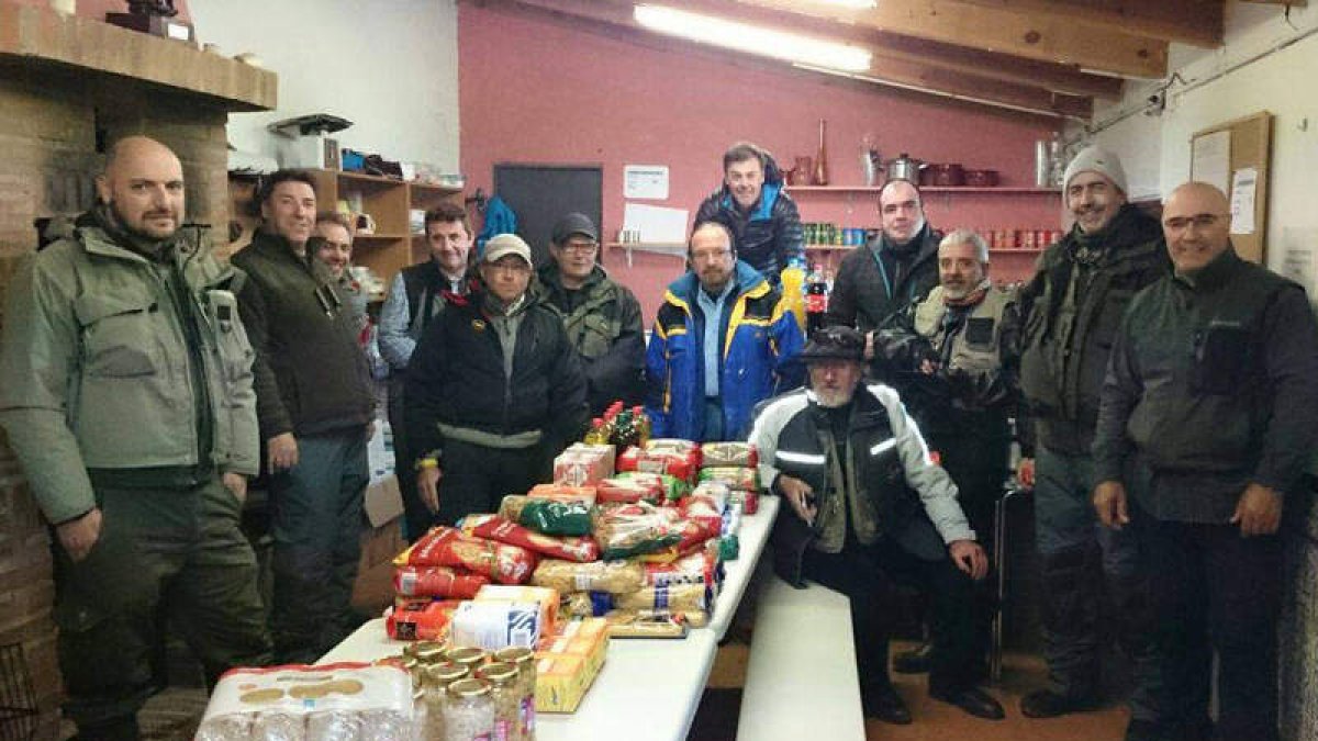 Participantes en la Jornada de Pesca Solidaria celebrada en el Lago Monte de Jabares para recoger alimentos con destino a Cruz Roja.