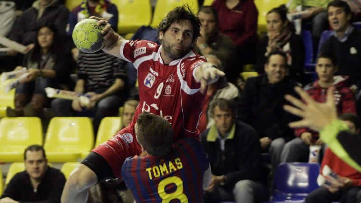 Antonio García se eleva por encima de Víctor Tomás para lanzar a la portería defendida por Daniel Saric. El jugador ademarista contabilizó cinco goles.