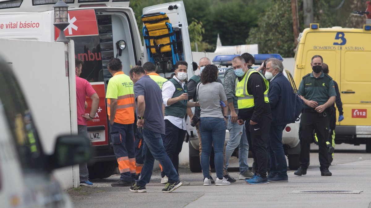 Un momento de la intervención de los equipos sanitarios. MIKI LÓPEZ / LA NUEVA ESPAÑA