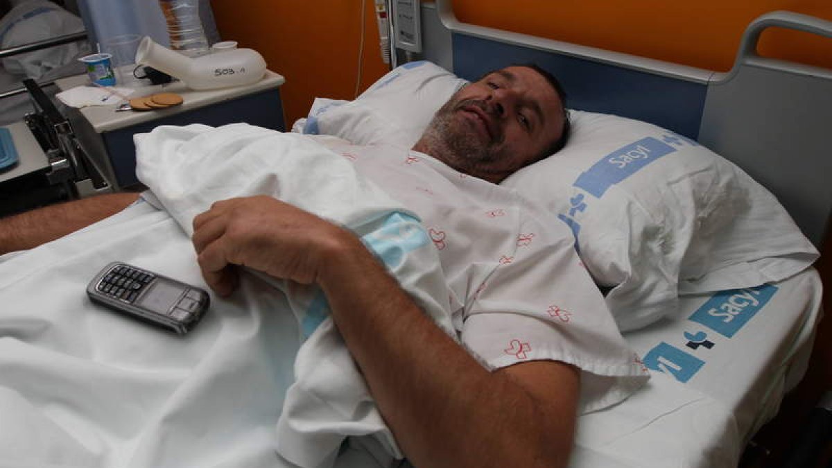 Ramón Gutiérrez, en el Hospital de León donde ayer se le reconstruyeron siete vértebras.