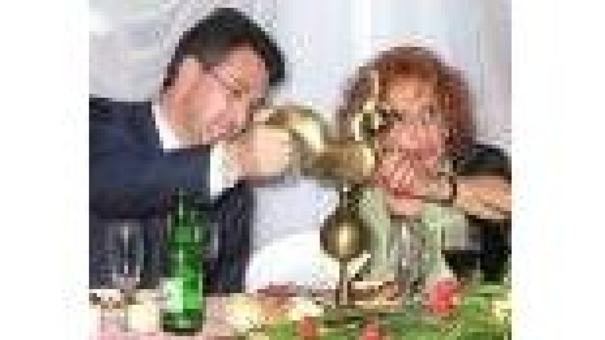 Martínez Majo entrega una copia del gallo isidoriano en Mar del Plata