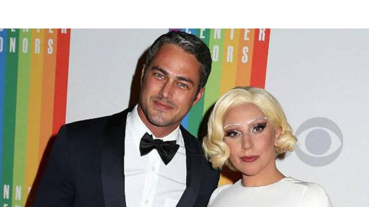 Lady Gaga con su prometido, el actor y modelo Taylor Kinney.