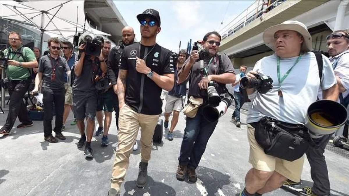 Hamilton llega al circuito de Interlagos.