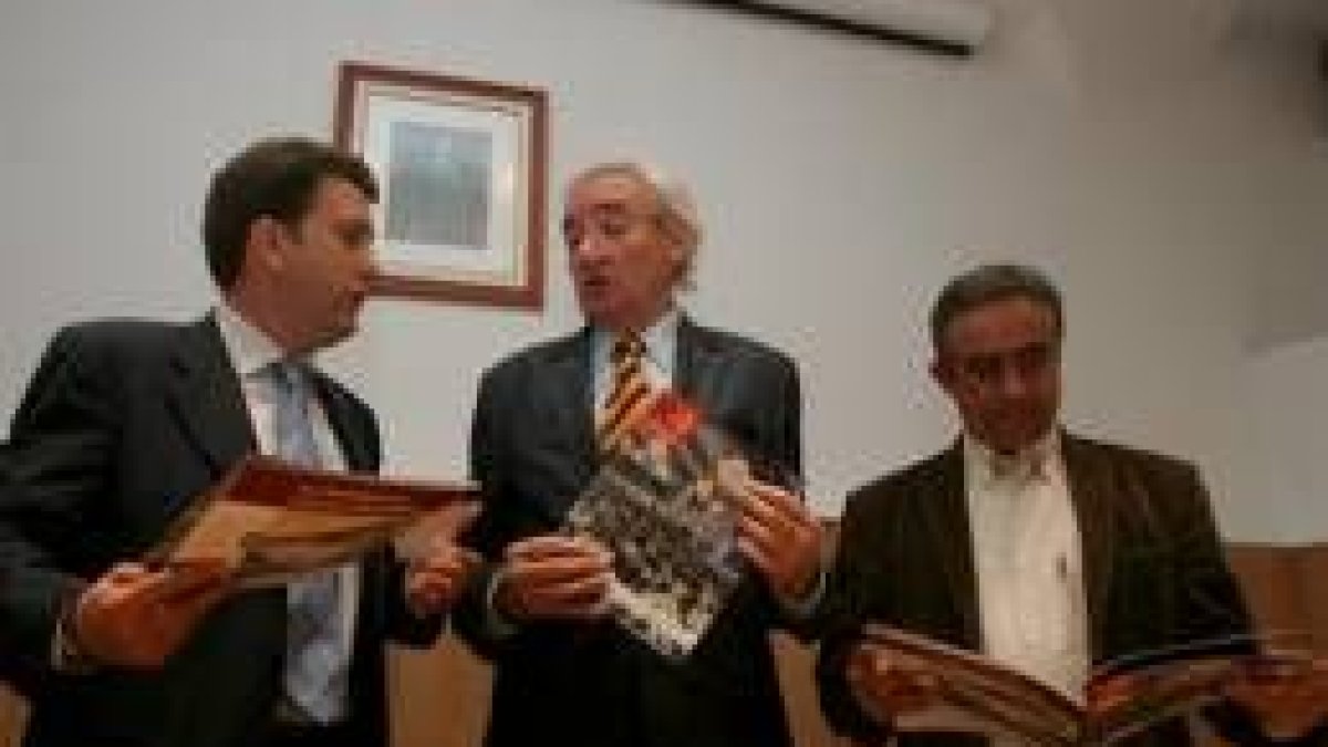 Del Olmo, en el centro, presentó ayer la revista 2 de PonfeRadio