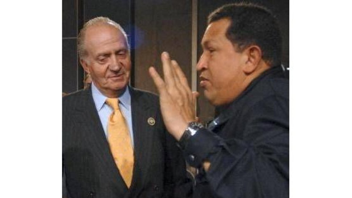 Don Juan Carlos conversa con Chávez en una cumbre anterior a Chile