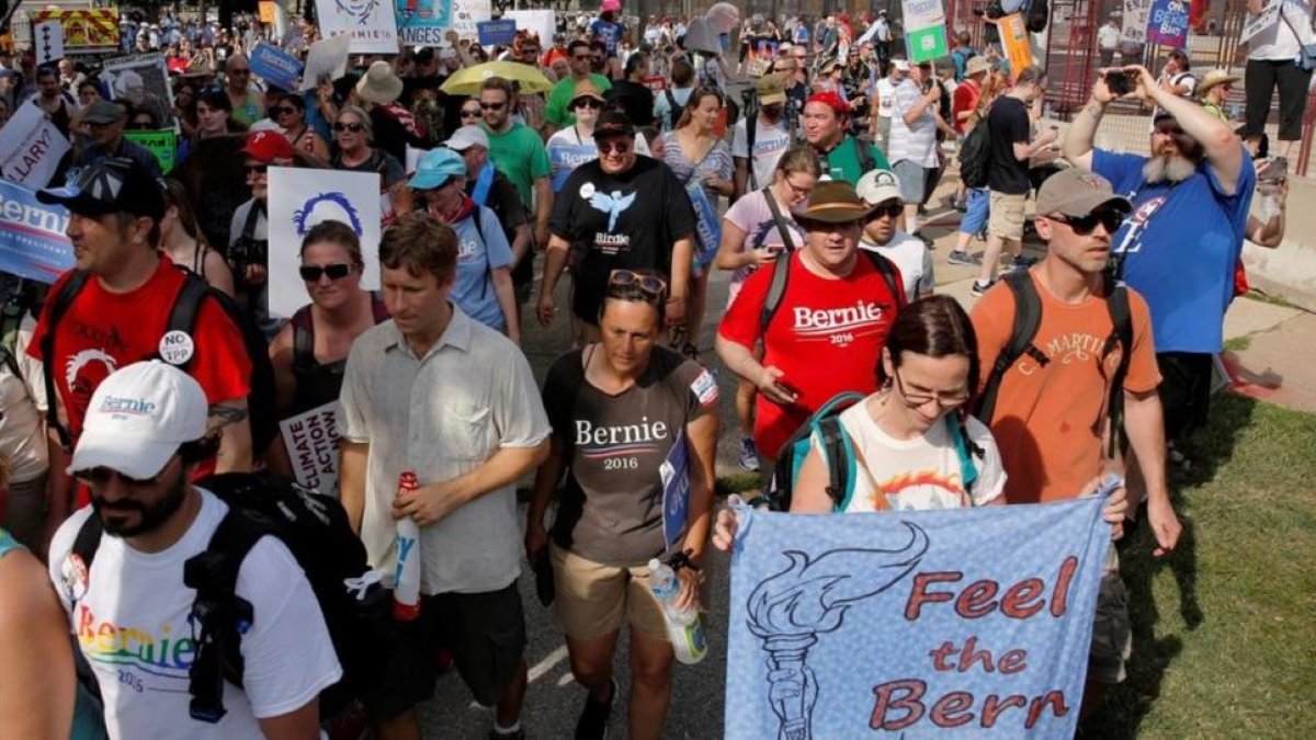 Manifestantes contra la elección de Hillary Clinton como candidata demócrata a la Casa Blanca, en Filadelfia (Pensilvania), el 24 de julio.