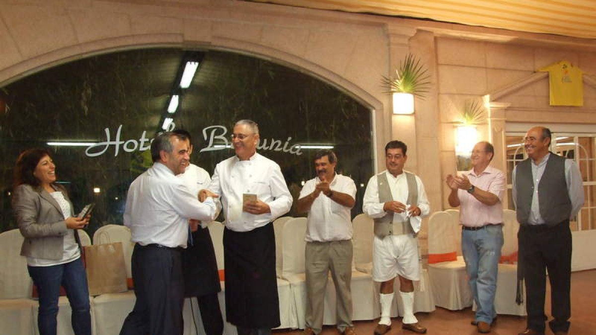 Palazuelo entregó una placa a los organizadores.