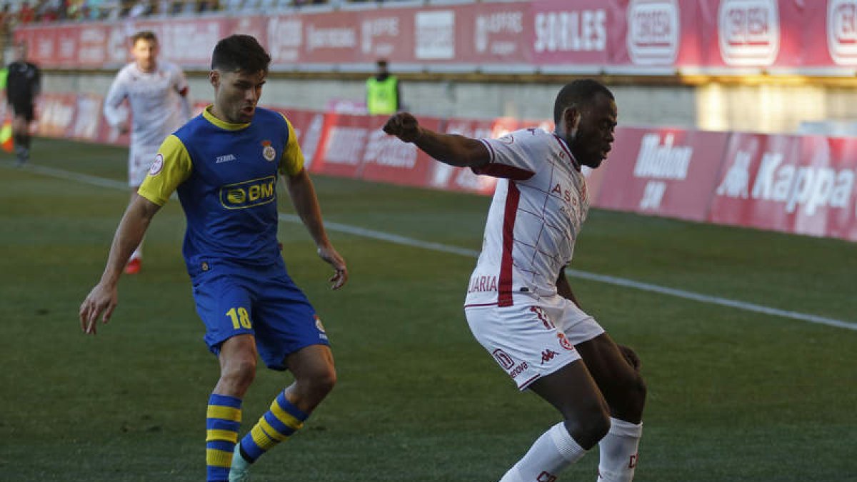 El culturalista Kalvin Ketu controla un balón a pesar de la oposición del jugador irundarra Miguel Santos FERNANDO OTERO
