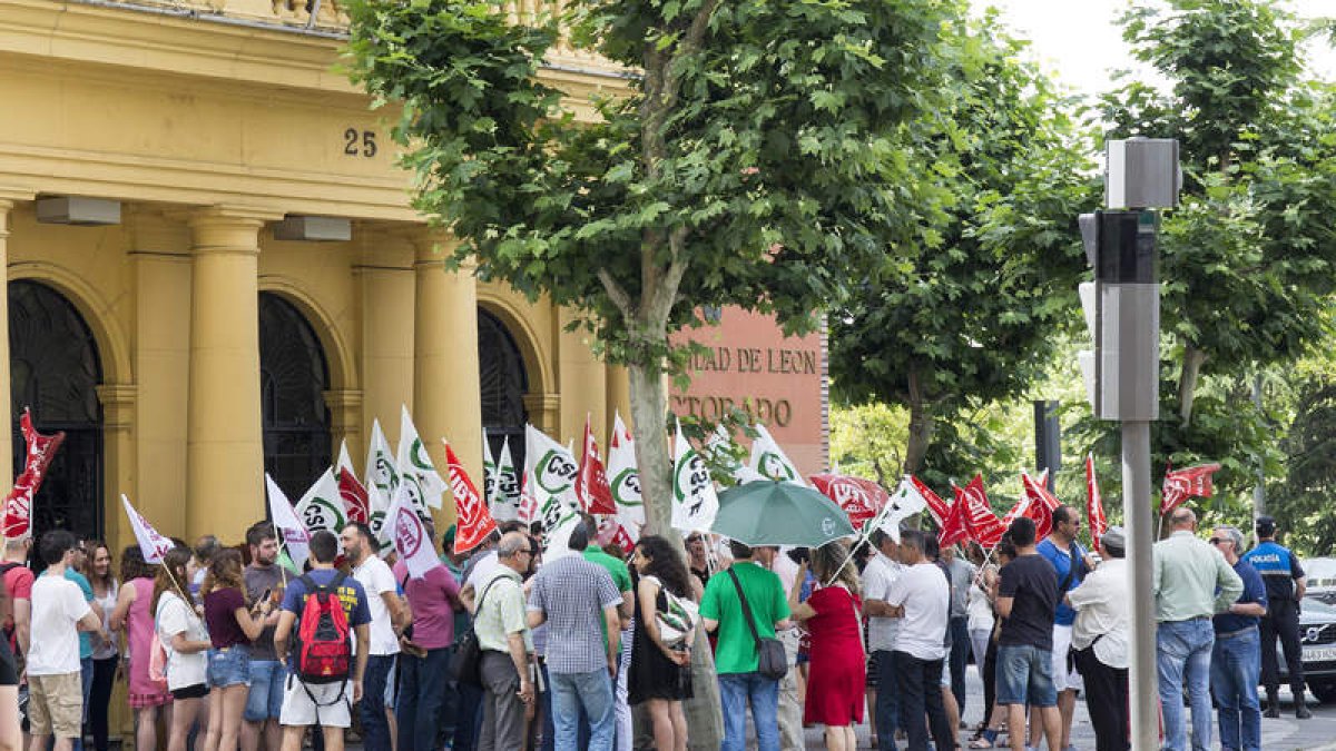 UGT, CSIF y CCOO se manifestaron en el Rectorado. F. OTERO PERANDONES