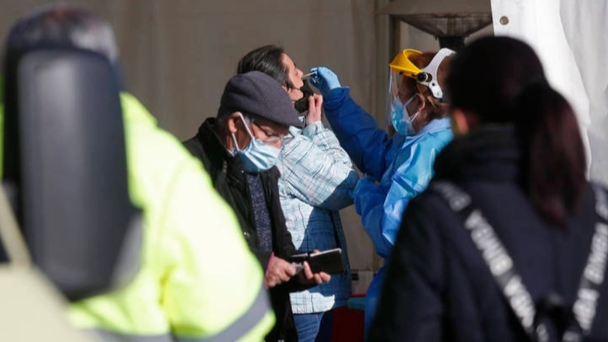 Las cuarentas finalizan el 5 de marzo si son por contacto estrecho. EFE