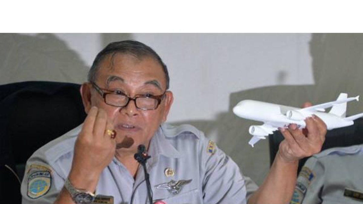 El responsable del Comité Nacional para la Seguridad en el Transporte de Indonesia, Tatang Kurniadi, ofrece una rueda de prensa sobre la caja negra del vuelo QZ8501 de AirAsia, en Yakarta (Indonesia).