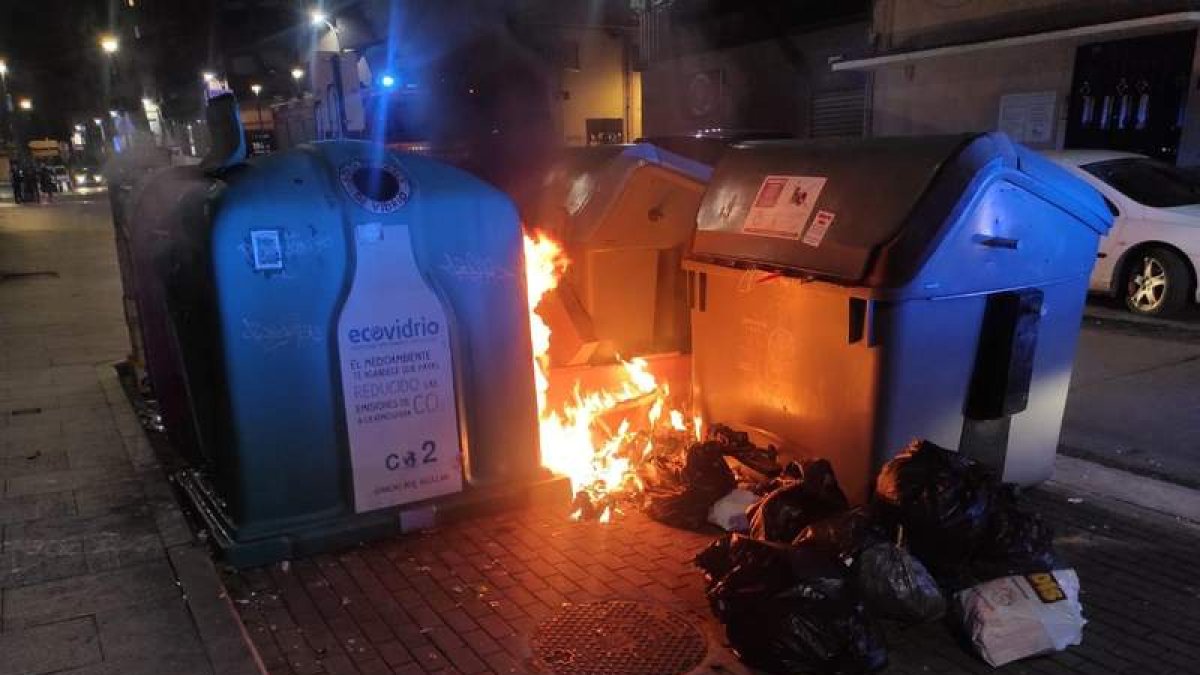 Los bomberos recibieron una docena de avisos por contenedores incendiados en una franja horaria de cuatro horas y media, entre las 23.00 y las 3.30 horas. DL