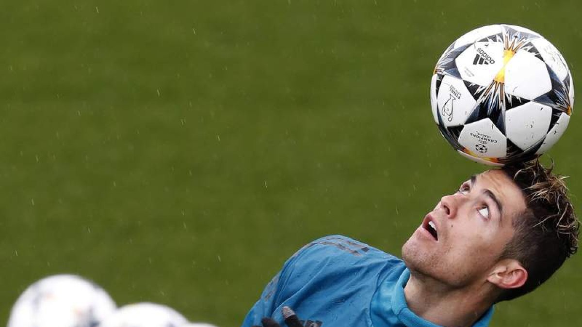Cristiano Ronaldo tratará de aumentar su leyenda goleadora en la Liga de Campeones. JAVIER LIZÓN