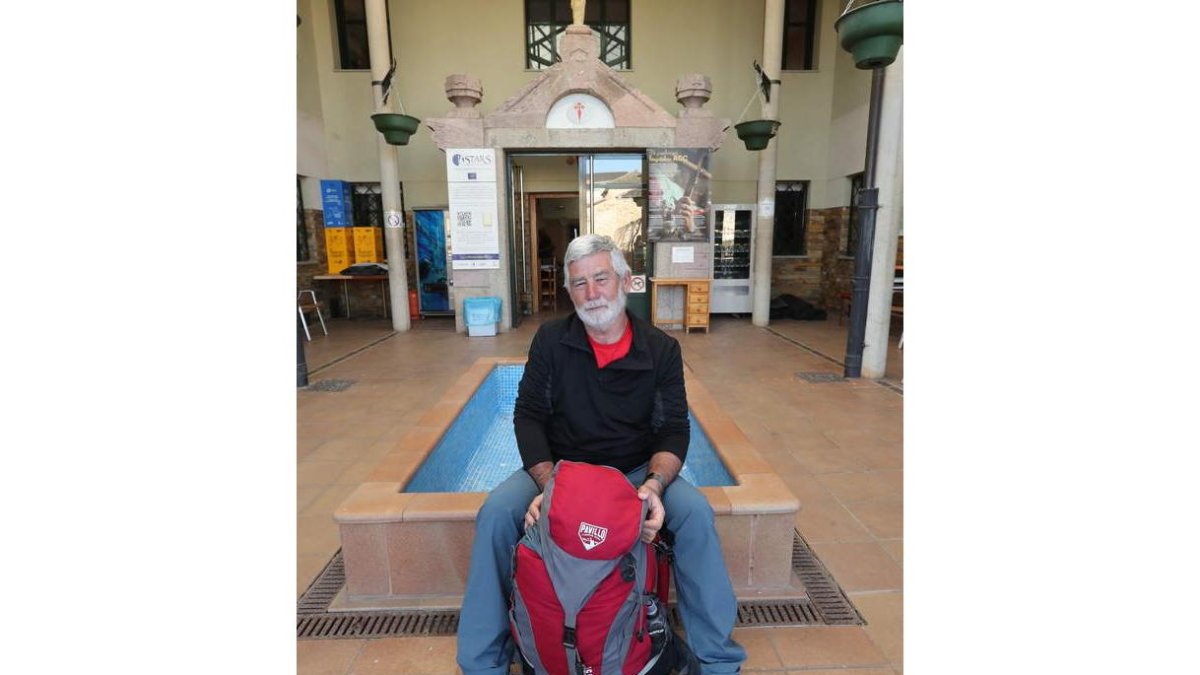 Rafael Azor, en el albergue de peregrinos de Ponferrada. L. DE LA MATA