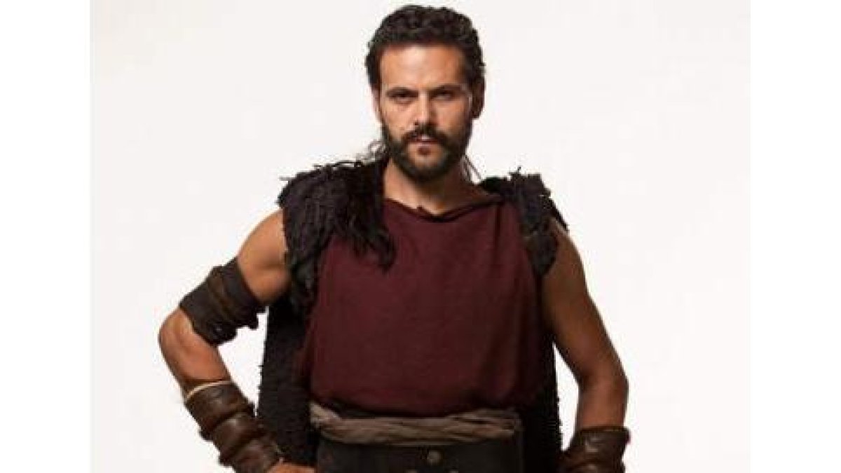 El actor Roberto Enríquez, ataviado como Viriato en la teleserie «Hispania».