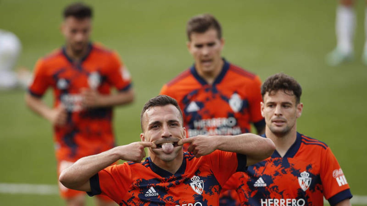 Pablo Valcarce se desquitó con el 0-2 tras haber perdonado en dos claras ocasiones ante el guardameta Whalley. OMAR ARNAU