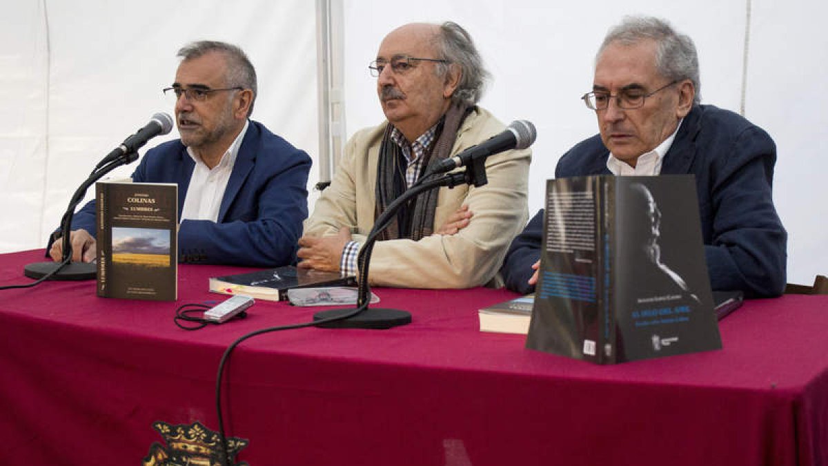 El alcalde, José Miguel Palazuelo, junto a Antonio Colinas y Armando López. F. OTERO PERANDONES